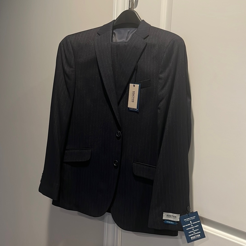 BNWT REACTION Kenneth Cole navy pin stripe 2 button pre-tailored suit 42Reg W35
